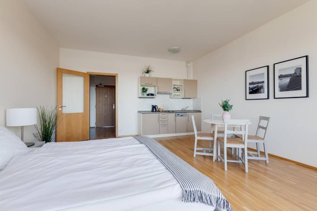 Jt'S Apartments Korunni Str. Прага Экстерьер фото