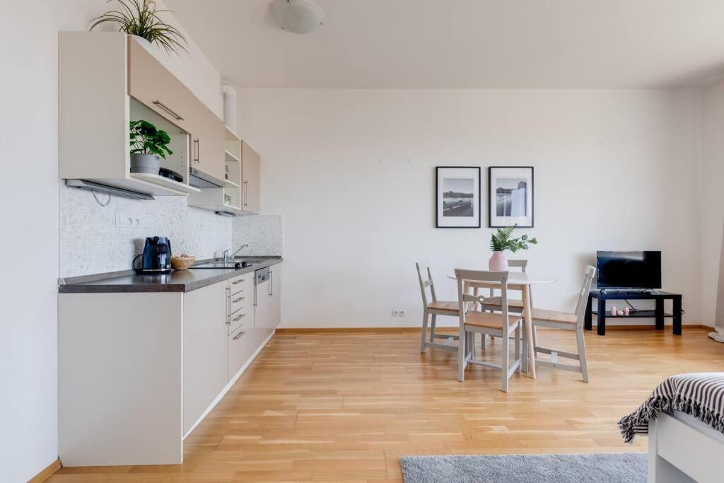 Jt'S Apartments Korunni Str. Прага Экстерьер фото