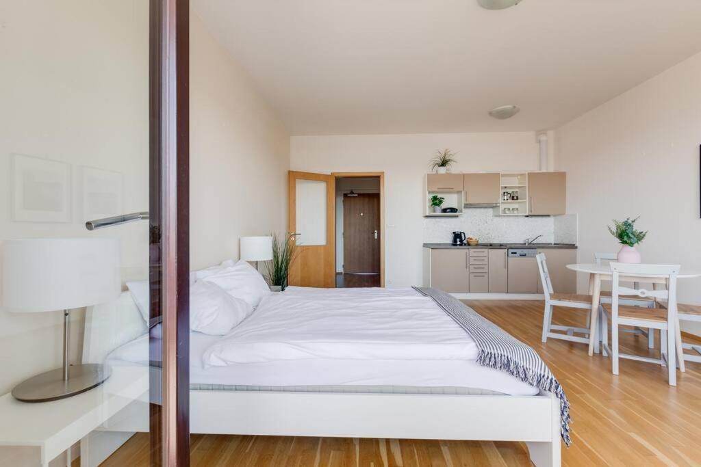Jt'S Apartments Korunni Str. Прага Экстерьер фото
