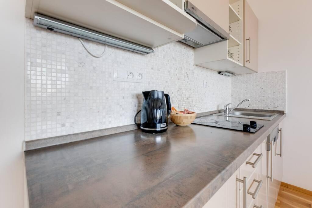 Jt'S Apartments Korunni Str. Прага Экстерьер фото